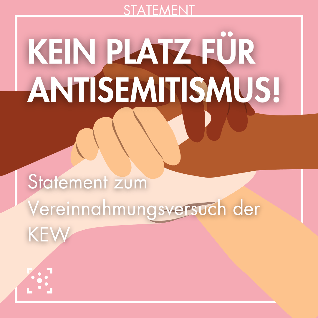 Der Hintergrund ist rosa, darüber sind 4 comichafte Hände verschiedener Hautfarben, die sich in einem gemeinsamen Handschlag treffen. Darüber steht: "Kein Platz für Antisemitismus - Statement zum Vereinnahmungsversuch der KEW"