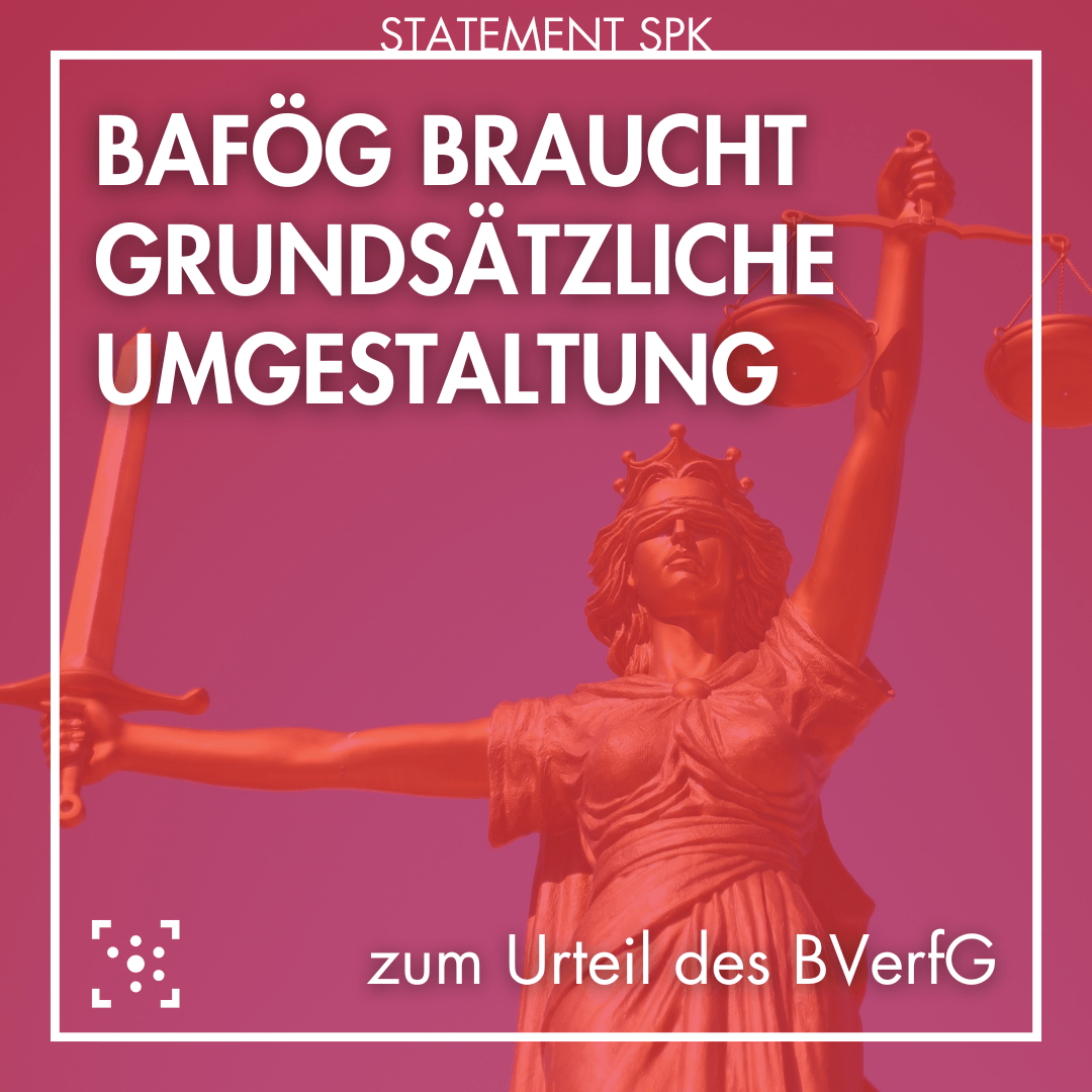 Im Hintergrund ist eine Statue von der Gerechtigkeitsgöttin Justitia mit Waage und Schwert. Darum ist ein weißer Rahmen, an dem "Statement SPK" steht. Innerhalb des Rahmens steht: "Bafög braucht grundsätzliche Umgestaltung - zum Urteil des BVerfG"