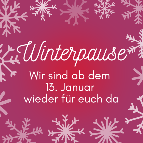 Der Hintergrund ist ein rot-lila Farbverlauf. Am Rand sind weiße Schneeflocken angeordnet. In der Mitte steht "Winterpause - Wir sind Wir sind ab dem 13. Januar wieder für euch da".